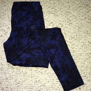Patterned black and blue sport leggings!